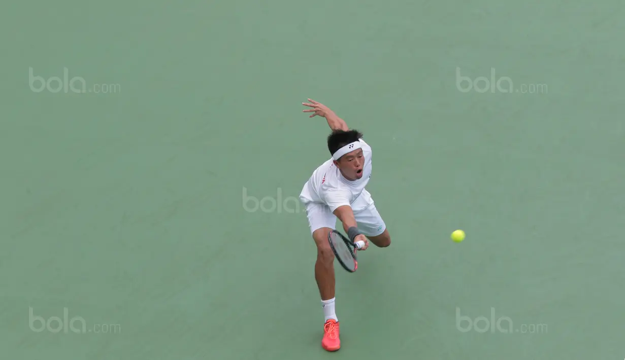 Petenis Indonesia David Agung Susanto  berusaha menjangkau bola saat melawan petenis Filipina pada Piala Davis 2018 grup dua Asia/Oceania di Senayan, Jakarta, Sabtu (4/2/2018). Alberto menang 6-3, 6-4. (Bola.com/Nick Hanoatubun)
