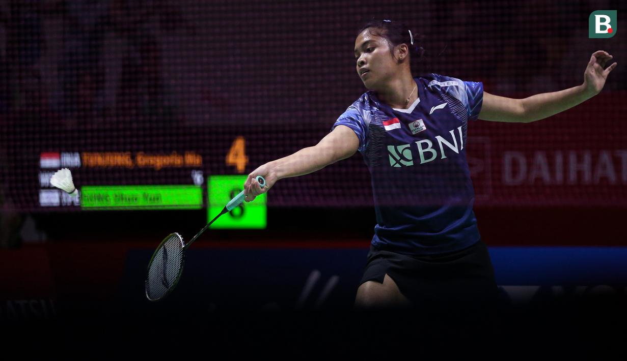 Gregoria Mariska Tunjung mampu lolos ke babak 16 besar Indonesia Masters 2023 setelah mengalahkan pebulu tangkis tunggal putri Chinese Taipei yang merangkak dari babak kualifikasi, Sung Shuo Yun di babak 32 besar juga dengan kemenangan rubber game, 12-21, 21-18 dan 21-11 dalam waktu 1 jam 3 menit. (Bola.com/Bagaskara Lazuardi)