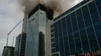 Api kembali membakar Wisma Kosgoro, Jalan MH Thamrin, Jakarta Pusat. (Liputan6.com/Iwan Triono) 