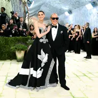 Intip pesona Anne Hathaway bak princess di Met Gala 2026 (Photo by Dimitrios Kambouris / GETTY IMAGES NORTH AMERICA / Getty Images via AFP)