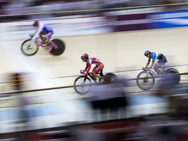 Delia Ayustina Priatna pebalap Indonesia bertarung di cabang balap sepeda trek nomor omnium putri pada Asian Games 2018 di Velodrome, Jakarta, Rabu (29/8/2018). (Bola.com/Peksi Cahyo)