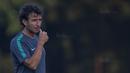 Pelatih Timnas Indonesia U-22, Luis Milla, mengamati anak asuhnya saat latihan di Lapangan SPH Karawaci, Banten, Senin (7/8/2017). Latihan dilakukan sebagai persiapan jelang SEA Games 2017 Malaysia. (Bola.com/Vitalis Yogi Trisna)