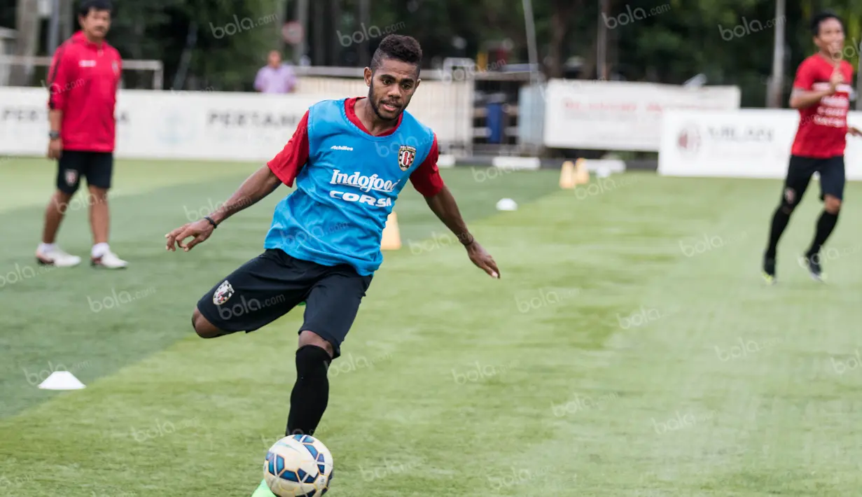 Gelandang Bali United, Yabes Roni, mengontrol bola saat latihan di Lapangan Pertamina, Simprug, Jakarta, Rabu (6/4/2016). Latihan ini merupakan persiapan jelang Trofeo Persija, Sabtu (9/4/2016) nanti. (Bola.com/Vitalis Yogi Trisna)
