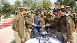 Harshwardhan Zala (14) usai menunjukkan drone buatannya kepada Pasukan Kepolisian Cadangan Pusat (CRPF) di kamp Rapid Action Force, Ahmedabad, 15 Januari 2017. Drone ciptaan Harshwardhan itu dihargai 50 juta rupee atau Rp 9,8 miliar (Sam Panthaky/AFP)