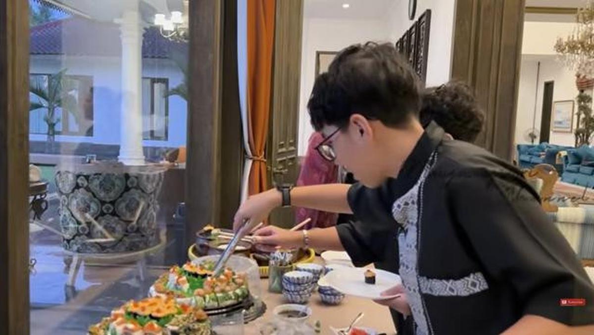 8 Potret Ruang Makan di Rumah Mayangsari dengan Konsep Klasik Modern