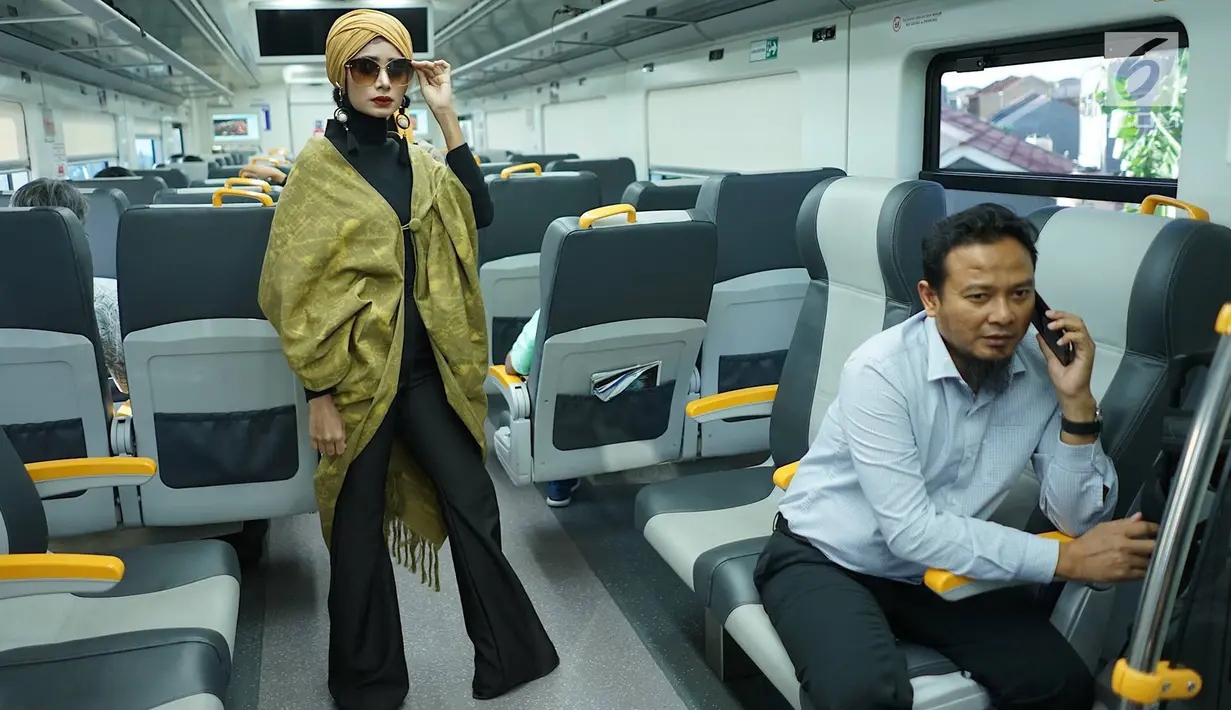 Model mengenakan kain batik dan tenun di kereta api bandara, Jakarta, Kamis (2/5/2019). Peragaan busana ini juga untuk mengenalkan batik dan tenun kepada masyarakat luas. (Liputan6.com/Immanuel Antonius)