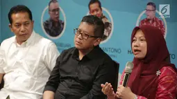 Direktur Eksekutif Perludem,Titi Anggraini memberi pernyataan saat diskusi Menakar Kedewasaan Demokrasi Indonesiadi Jakarta, Selasa (30/4/2019). Diskusi dihadiri Wakil Ketua Umum Partai Gerindra, Ferry Jualiantono (kiri) bersama Sekjen PDIP,Hasto Kristiyanto. (Liputan6.com/HelmiFithriansyah)