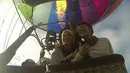 Tapi demi sang istri, Dimas mengesampingkan rasa takut ketinggian untuk menemani istri tercintanya naik balon udara. (instagram/dims_dine)