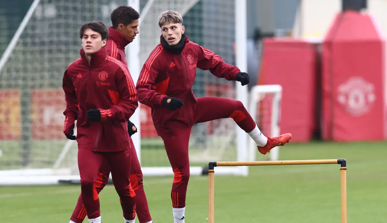 Pemain Manchester United Facundo Pellistri (Kiri), Raphael Varane (tengah) dan Alejandro Garnacho (kanan) mengambil bagian dalam sesi latihan tim menjelang lanjutan Liga Champion Grup A, di Carrington Training Complex di Manchester, Senin (11/12/2023). (Darren Staples / AFP)