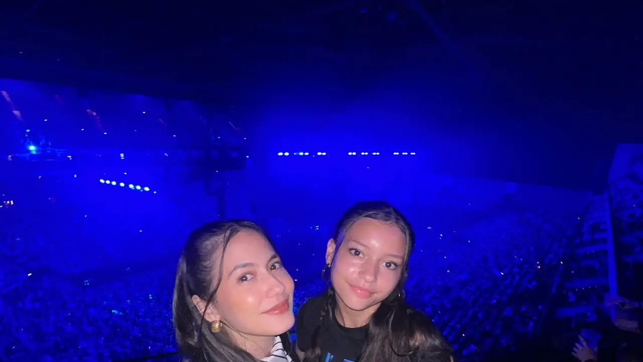 Pevita Pearce Nonton Konser Billie Eilish Pakai Busana Tertutup, Bukti Tampil Stylish Tak Harus Terbuka
