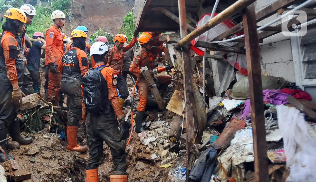 Tim SAR melakukan pencarian warga yang tertimbun longsor di Kampung Kebon Jahe, Kelurahan Kebon Kelapa, Kecamatan Bogor Tengah, Jawa Barat, Kamis (13/10/2022). Hingga jelang malam hari, Tim SAR mengalami kesulitan menemukan tiga warga yang hilang akibat lokasi longsor berada pada gang kecil sehingga pencarian dilakukan secara manual  ditambah kondisi cuaca hujan. (merdeka.com/Arie Basuki)
