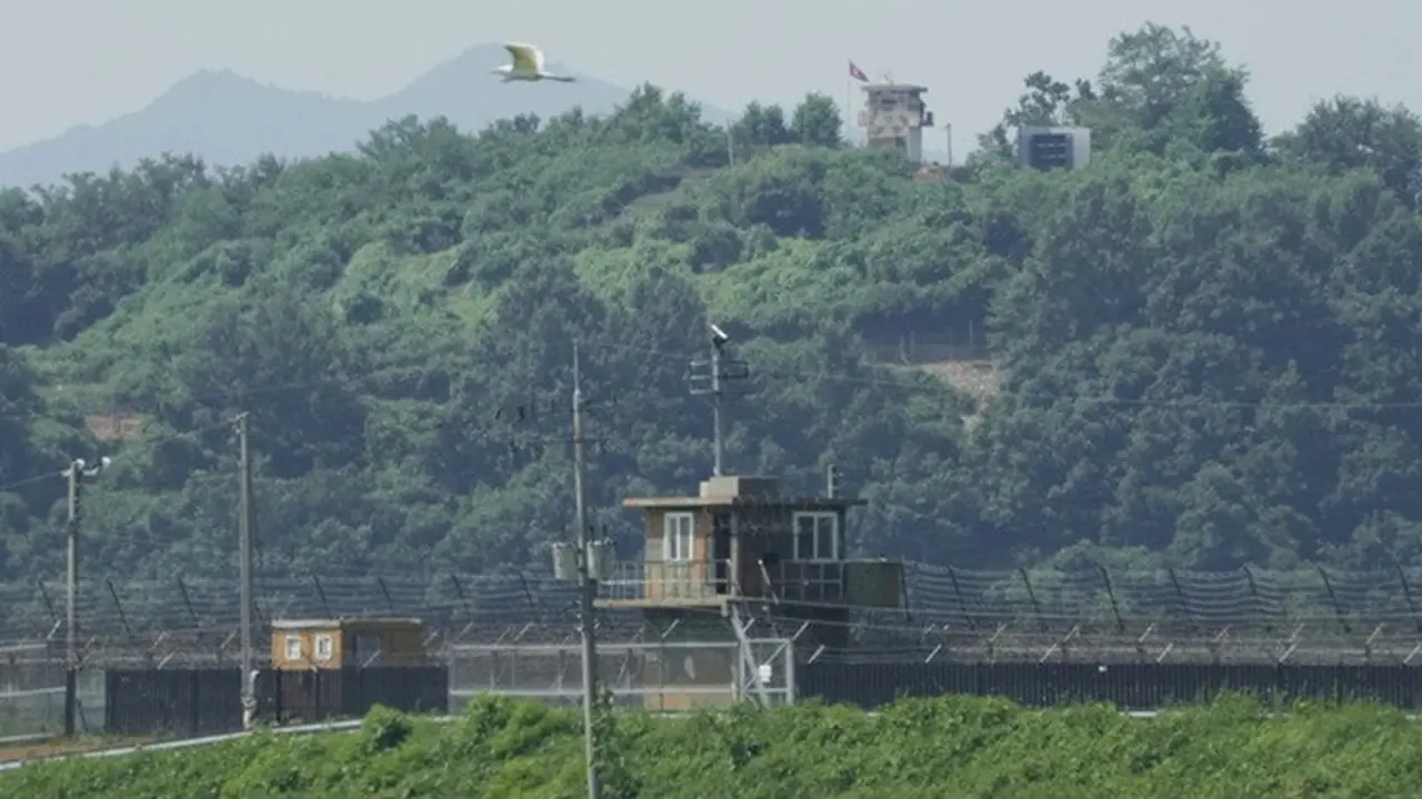 Pos penjagaan militer Korea Utara dengan pengeras suara di kanan atas dan pos penjagaan militer Korea Selatan di bawahnya terlihat dari Paju, Korea Selatan, dekat perbatasan kedua negara, Senin, 4 Agustus 2025.