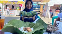 Sajian sego jangkrik konon salah satu santapan kegemaran Sunan Kudus kala itu. Sebungkus nasi jangkrik yang dibungkus dengan daun jati ini berisi nasi dengan lauk daging kambing atau kerbau berukuran dadu, tahu, serta guyuran kuah bersantan. (Liputan6.com/ Arief Pramono)