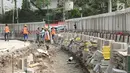 Pekerja menyelesaikan proyek revitalisasi trotoar di kawasan Bundaran Hotel Indonesia, Jakarta, Selasa (24/9/2019). Pemerintah Provinsi (Pemprov) DKI tengah mengebut pembangunan revitalisasi trotoar di sejumlah titik Ibu Kota yang ditargetkan rampung akhir 2019 mendatang. (Liputan6.com/Angga Yuniar)