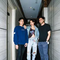 Widi Vierratale mengenakan setelan denim saat manggung. Ia mengenakan inner polkadot yang dipadukan dengan ripped jeans dan jaket denim. [instagram/widikidiwdkdw]