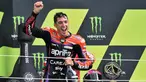 Pembalap Aprilia Racing Aleix Espargaro merayakan kemenangan balapan MotoGP Inggris di Sirkuit Silverstone, Silverstone, Inggris, Minggu (6/8/2023). Aleix Espargaro menjuarai balapan MotoGP Inggris dengan dramatis. (AP Photo/Rui Vieira)