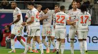 Penyerang Bayern Munchen asal Kolombia #14, Luis Diaz (tengah), merayakan gol ketiga timnya bersama rekan satu timnya dalam pertandingan Bundesliga Jerman antara Eintracht Frankfurt dan FC Bayern Munchen di Frankfurt am Main, Jerman Barat, pada 4 Oktober 2025. (Daniel ROLAND/AFP)