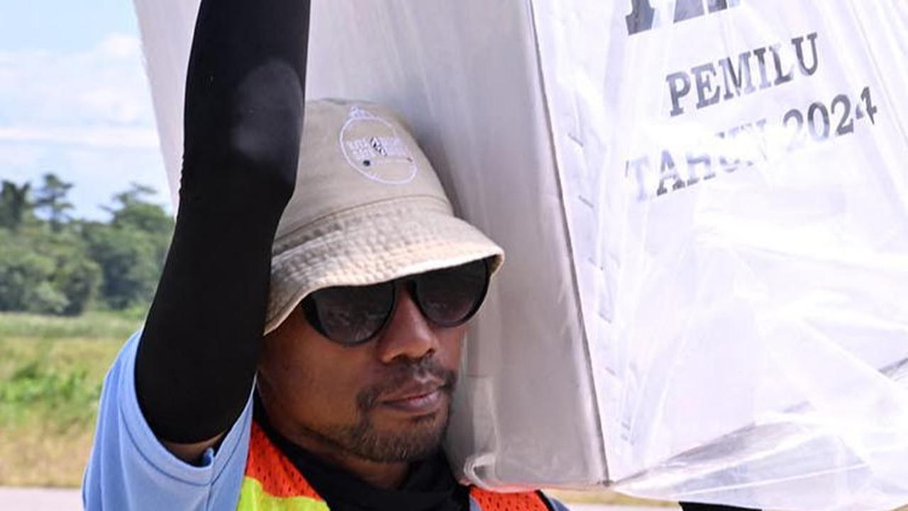 Untuk menjangkau TPS wilayah terpencil di wilayah Papua Tengah, KPU menggunakan helikopter dalam pendistribusian logistik Pemilu 2024.&nbsp;AFP/Adek Berry<br>