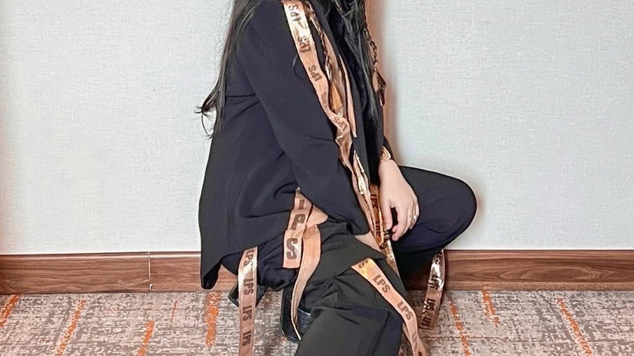 Via Vallen, yang memiliki nama asli Maulidia Octavia, adalah salah satu penyanyi dangdut paling terkenal di Indonesia, dikenal dengan suara merdunya yang khas.<br>