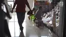 Anak-anak melihat buku yang dijual di Pasar Buku Jakbook Kenari, Jakarta, Rabu (28/8/2019). Pasar yang sebelumnya sepi itu kini mulai diramaikan oleh pengunjung untuk membeli buku dengan harga miring atau hanya sekadar melihat-lihat. (Liputan6.com/Immanuel Antonius)