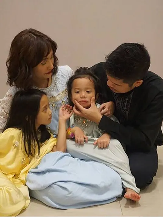 "semisal kami masih ttp mencari kutu bak sesama simpanse dihutan, hal2 kecil seperti ini yg membuat kami ttp menjaga keletupan spark2 cinta yg ada ahaahaaayy 😘😘❤️❤️," lanjutnya dalam foto Artika mencari kutu di kepala Baim. (Instagram/artikasaridevi)