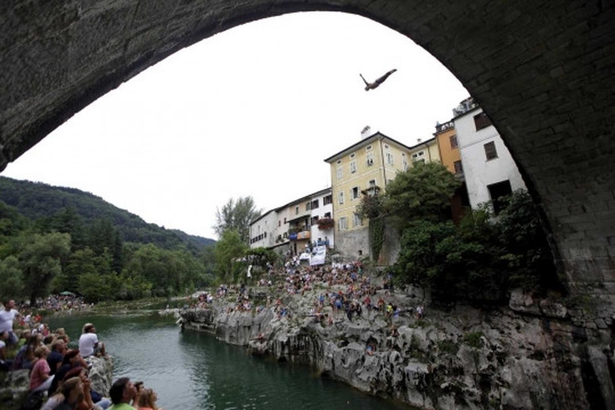 Bergaya "Superman" terjun bebas di Kanal ob Soci