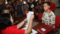 Putra Presiden Jokowi, Gibran Rakabuming Raka sedang mengurus pendaftaran KTA PDIP di Kantor DPC PDIP Solo, Senin (23/9).(Liputan6.com/Fajar Abrori)
