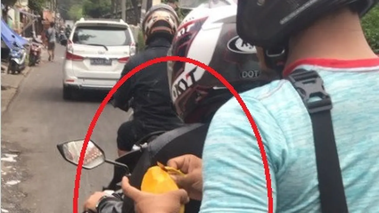 kupas mangga di motor