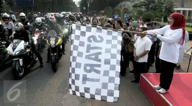 Menteri Sosial Khofifah Indar Parawansa secara simbolis melepas ratusan motor dan mobil peserta Parade Kebangsaan di TMP Kalibata, Jakarta, (1/11/2015). Pelepasan Parade Kebangsaan digelar dalam rangka Hari Kesetiakawanan Nasional.(Liputan6/JohanTallo)