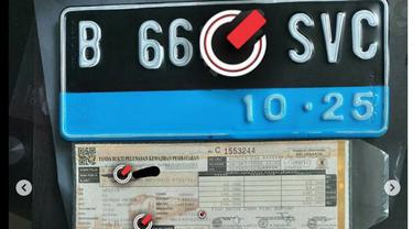 Tanda Nomor Kendaraan bermotor (TNKB) atau pelat nomor kendaraan listrik memiliki garis biru di bagian bawah.