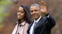 Barrack Obama bersama putrinya, Malia Obama. (AP)