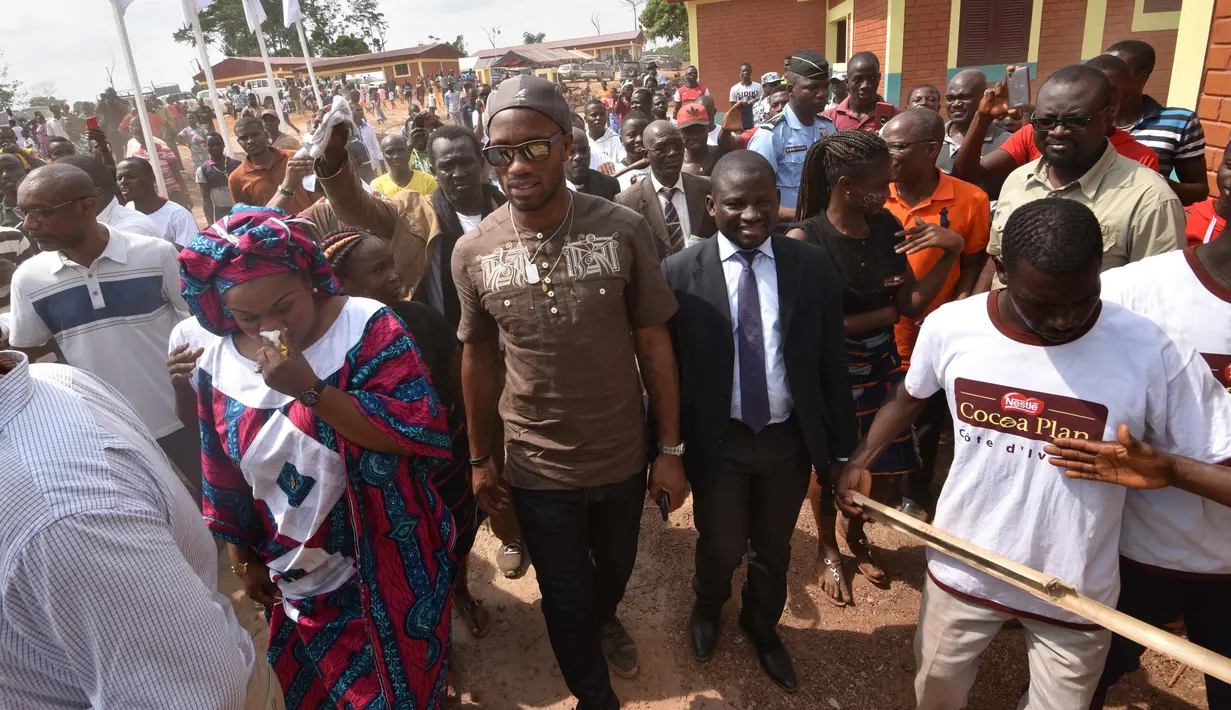 Bintang sepakbola Pantai Gading Didier Drogba tiba untuk meresmikan sekolah di Pokou-Kouamekro, dekat Gagnoa, Pantai Gading barat tengah (17/1). Mantan penyerang Chelsea ini mensponsori pembangunan sekolah dasar tersebut. (AFP Photo/Sia Kambou)