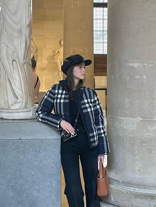 Kecantikan Alba Baptista dipuji natural. Rambutnya yang cokelat kemerahan menjadi daya tarik tersendiri bagi paras ayu Alba. [Foto: Instagram/alba.baptista]