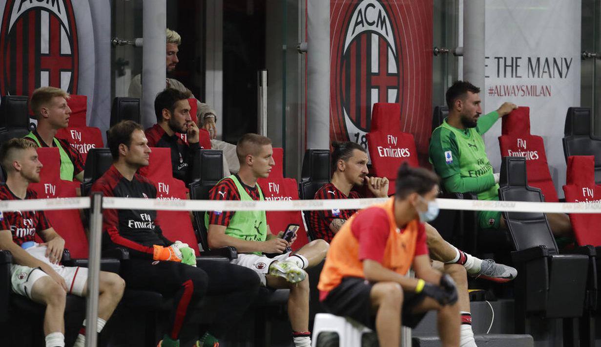 Striker AC Milan, Zlatan Ibrahimovic, tampak kecewa usai diganti saat melawan Bologna pada laga Serie A di Stadion San Siro, Sabtu (18/7/2020). AC Milan menang dengan 5-1 atas Bologna. (AP/Luca Bruno)
