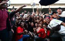 Gibran Tiba-Tiba Nonton Panjat Pinang HUT ke-80 RI di Kalimalang & Beri Hadiah, Warga Sampai Terkejut