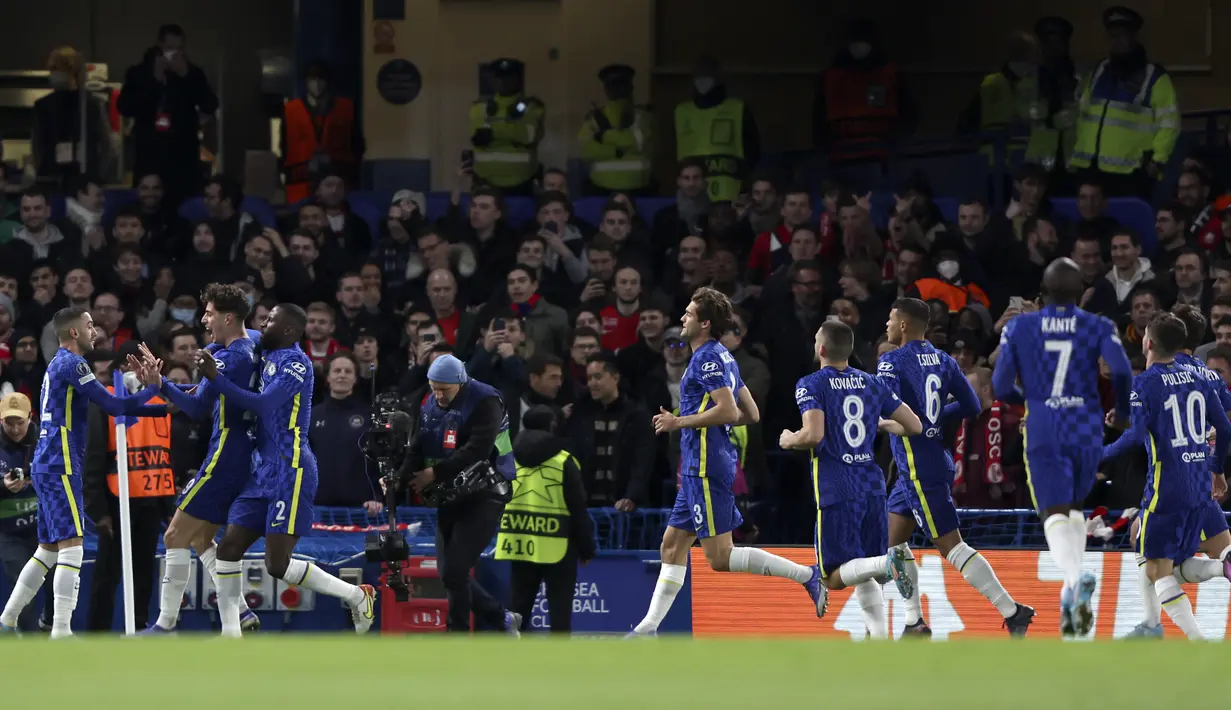 Penyerang Chelsea, Kai Havertz (kedua kiri) melakukan selebrasi setelah mencetak gol ke gawang Lille pada pertandingan leg pertama Liga Champions di Stamford Bridge, London, Rabu (23/2/2022). Chelsea menang atas Lille 2-0. (AP Photo/Ian Walton)