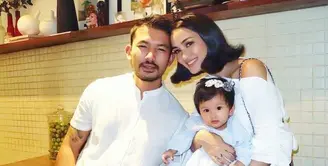 Mendapatkan predikat keluarga impian, Rio Dewanto dan Atiqah selalu buat netizen iri.