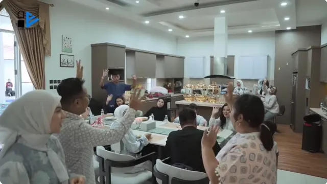 6 Potret Ruang Makan di Rumah Irish Bella, Klasik Modern dan Sentuhan Homey