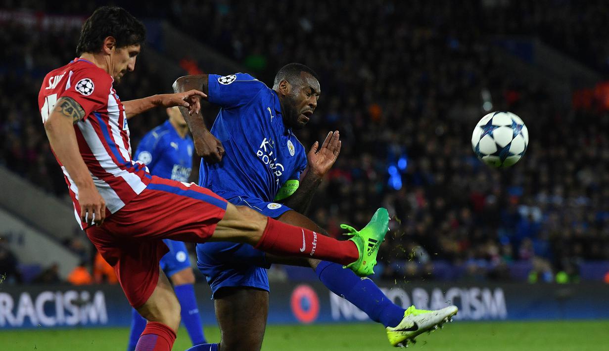 Bek Atletico Madrid, Stefan Savic, membuang bola saat melawan Leicester pada laga leg kedua Liga Champions di Stadion King Power, Inggris, Selasa (18/4/2017). Meski imbang 1-1, Atletico lolos ke semifinal dengan agregat 2-1. (AFP/Ben Stansall)