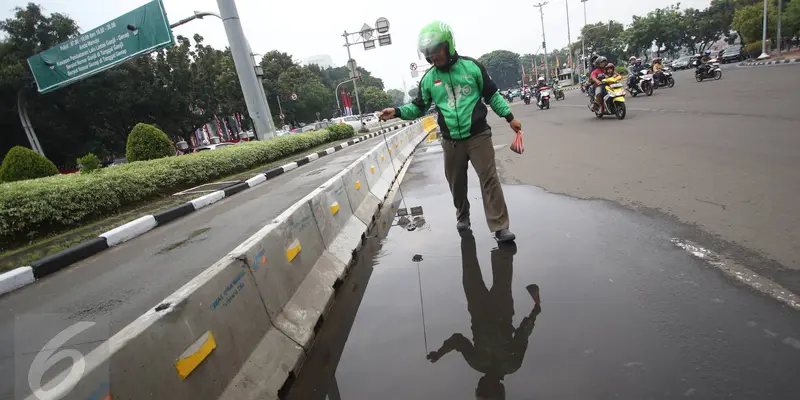 20160814-Tak Dibayar, Driver Gojek Ini Inisiatif Kumpulkan Ranjau Paku yang Resahkan Pengendara