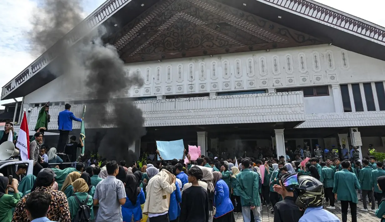 Aksi dimulai pada pukul 11.30 WIB. Diketahui mahasiswa tersebut merupakan gabungan dari beberapa universitas di Banda Aceh seperti Universitas Abulyatama, Universitas Bina Bangsa Getsempena, Universitas Muhammadiyah. (CHAIDEER MAHYUDDIN/AFP)