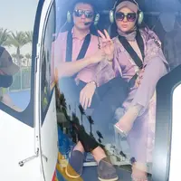 Syahrini dan suami saat menikmati liburan mewah dengan keliling kota dengan helikopter. Pasangan yang menikah tahun 2019 silam itu tampak makin terlihat mesra dan romantis. [Instagram/princessyahrini]