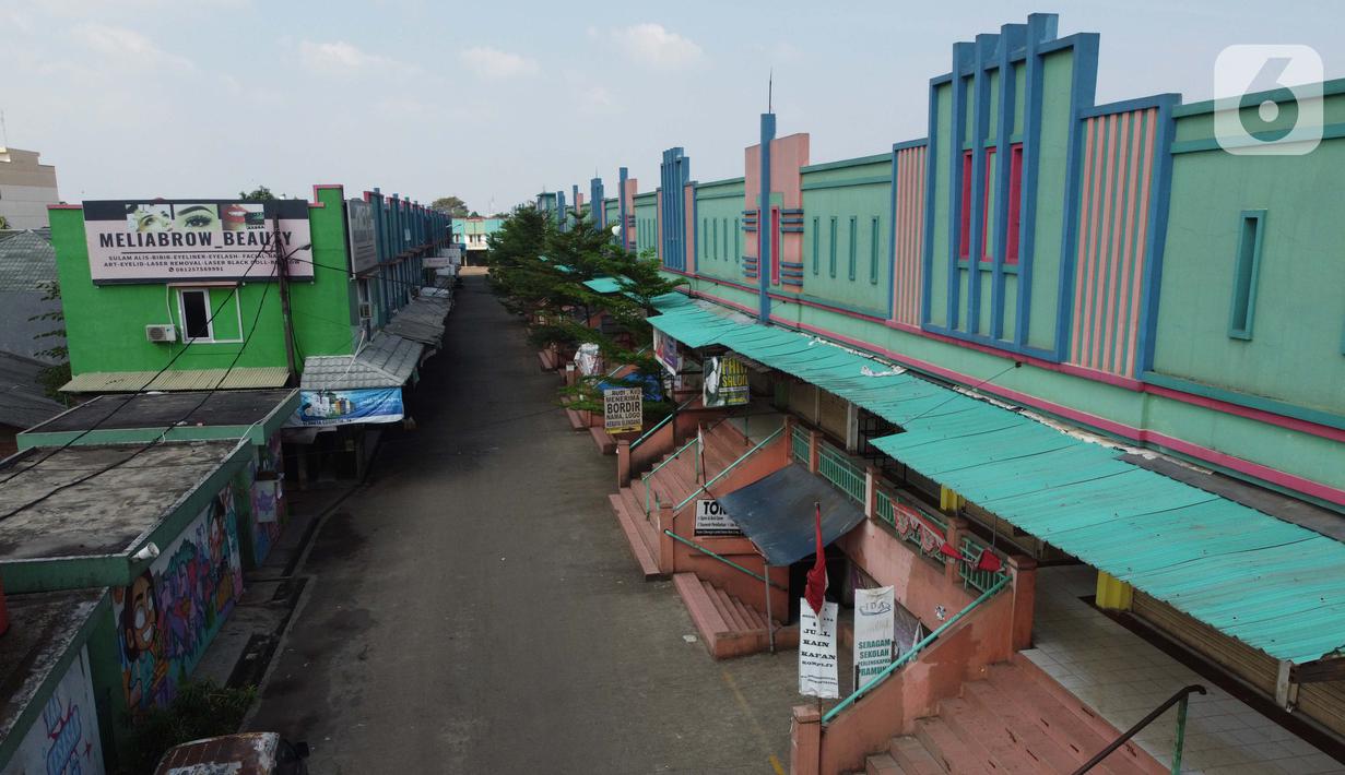 Suasana kawasan Pasar Cileungsi yang terhenti akibat penutupan sementara, Kabupaten Bogor, Selasa (2/6/2020). Penutupan sementara kegiatan jual beli di Pasar Cileungsi terkait adanya tujuh pedagang yang positif terinfeksi virus COVID-19. (Liputan6.com/Helmi Fithriansyah)