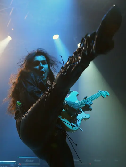 Lima gitaris ternama di dunia seperti Steve Vai, Yngwie Malmsteen, Zakk Wylde, Nuno Bettencourt dan Tosin Abasi bersatu dalam penampilannya di panggung konser, Jumat (21/4/2017). (Bambang E. Ros/Bintang.com)