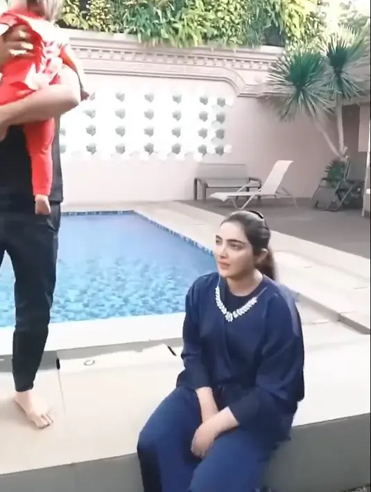 "Lucu banget, ameena jadi rebutan," tulis caption @TheHermansyahA6world. Dalam video tersebut, Momen Ashanty tampak kesel saat Baby Ameena digendong suaminya. [Youtube/@TheHermansyahA6world]