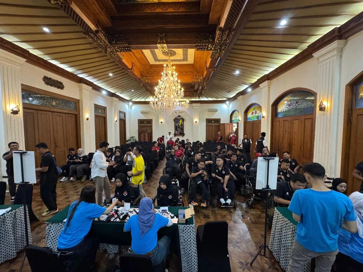Bank BRI salurkan bonus bagi atlet dan pelatih peraih medali pada ASEAN Para Games ke-13 di Thailand.