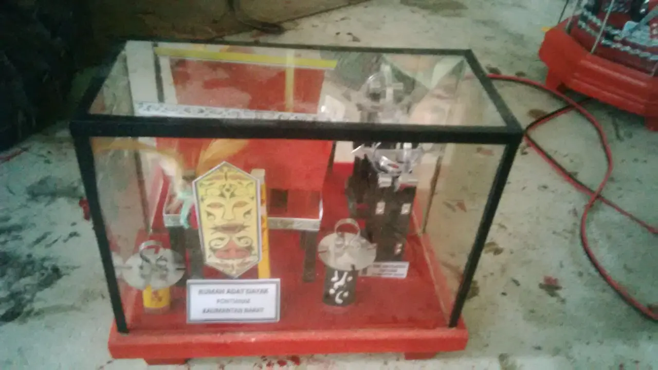 Miniatur Rumah Adat Dayak 2