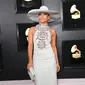 Jennifer Lopez saat tampil di red carpet (dok. VALERIE MACON  AFP)