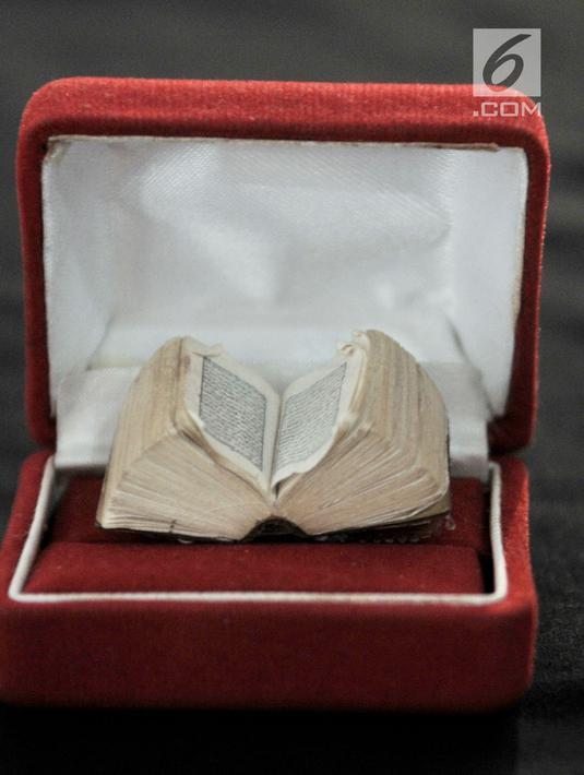 Koleksi mushaf Alquran terkecil yang dipamerkan di Museum Bayt Al-Quran, Jakarta, Minggu (19/5/2019). Puluhan mushaf Alquran yang berada di Bayt Al-Quran  dikumpulkan sejak abad ke-16. (merdeka.com/Iqbal Nugroho)