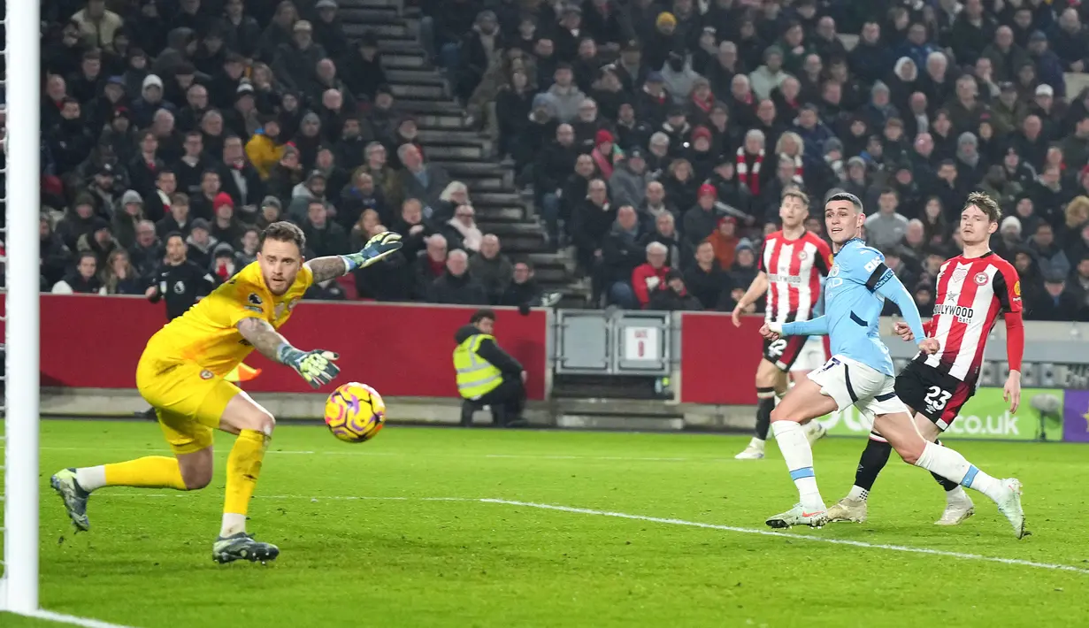 City unggul dua gol lebih dulu lewat dua gol yang diborong Phil Foden. (AP Photo/Alastair Grant)